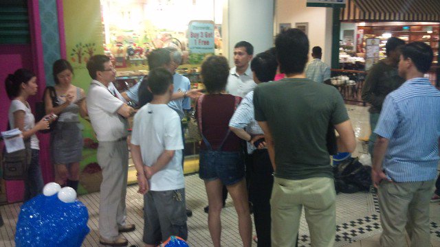Netizens praise Dr Vivian Balakrishnan for visiting Tanglin Mall ...